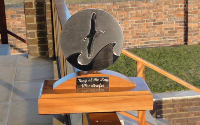 Die pragtige en uitsonderlike King of the Bay Wisseltrofee - nou in Overberg Boothengelklub se vertoonkas